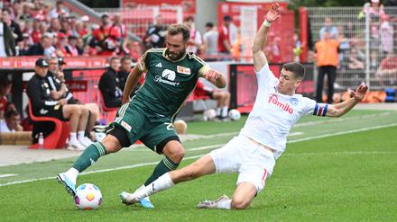 Lucas Tousart (l.) gab beim Testspiel gegen Holstein Kiel (r.: Philipp Sander) sein Debüt im Union-Trikot.