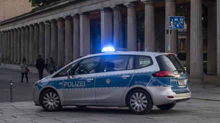 Ein Polizeiwagen steht an der Berliner Museumsinsel. 