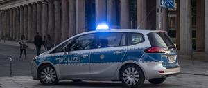 Ein Polizeiwagen steht an der Berliner Museumsinsel. 