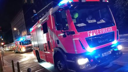 Feuerwehr Einsatz Notfall Symbol Symbolfoto Feuerwehreinsatz, Nacht, nachts, S-Bahnhof, S-Bahn, Blaulicht, Abend, abends, dunkel, Löschfahrzeug, Feuerwehrwagen, Wagen 19.07.2021, Berlin - Deutschland. Feuerwehr bei einem nächtlichen Einsatz. *** fire brigade emergency symbol symbol photo fire brigade operation, night, at night, S station, S Bahn, blue light, evening, dark, fire engine, fire truck, car 19 07 2021, Berlin Germany fire brigade at a night operation 