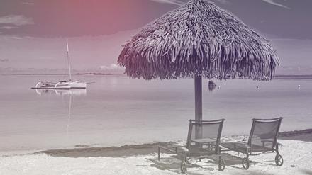 Ein Strandabschnitt mit Meer.
