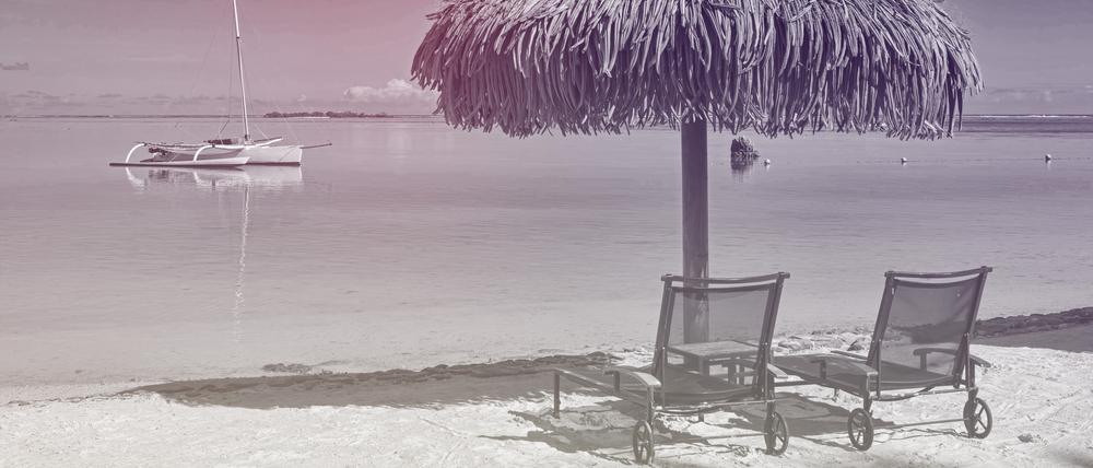 Ein Strandabschnitt mit Meer.