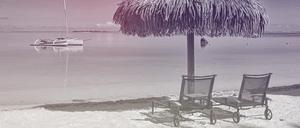 Ein Strandabschnitt mit Meer.