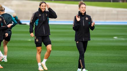 Sara Doorsoun (li.) und Felicitas Rauch sind bereit für den WM-Auftakt der deutschen Fußballerinnen gegen Marokko.