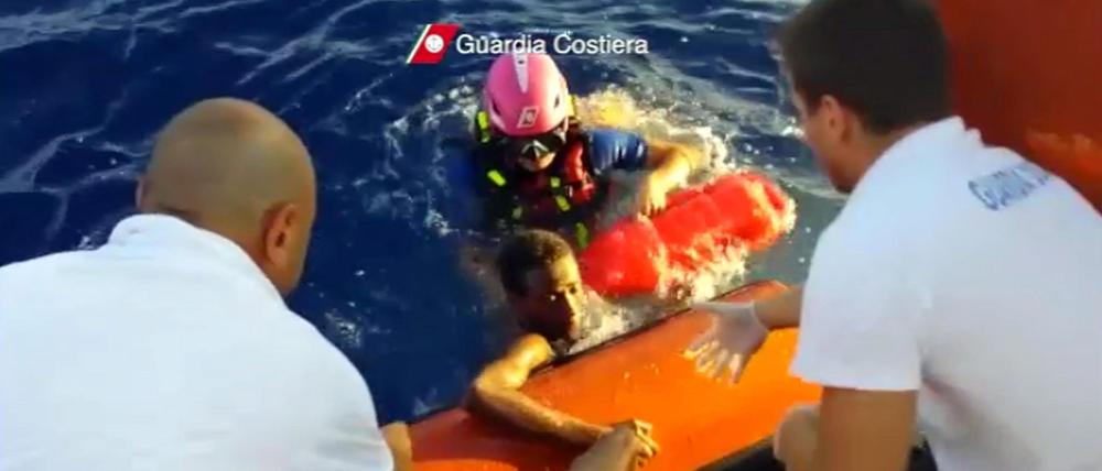 Rettung eines geflüchteten Menschen in der Nähe von Lampedusa. (Archivbild)