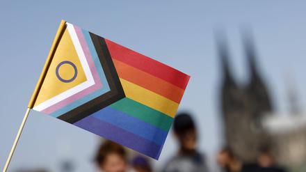 Progress Pride Flag beim Christopher Street Day 2023 in Köln
