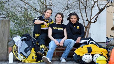 Die Trainerinnen Yasmin Ranjbare, Johanna Suwelack und Vivian Dube (v.l.n.r.) legen beim Spiel viel Wert auf Fairness und Zusammenhalt.