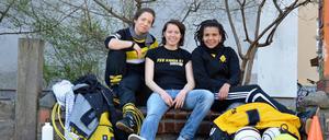 Die Trainerinnen Yasmin Ranjbare, Johanna Suwelack und Vivian Dube (v.l.n.r.) legen beim Spiel viel Wert auf Fairness und Zusammenhalt.