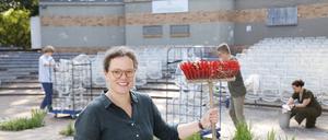 Marie-Luise Glahr, Vorsitzende der Potsdamer Bürgerstiftung, beim Arbeitseinsatz in der Inselbühne auf der Freundschaftsinsel.