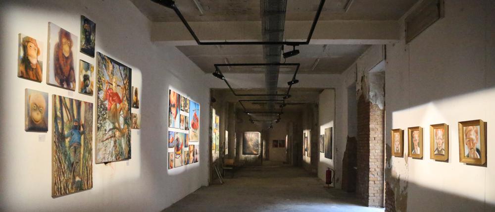 Mit seinen oft brutalen Motiven versucht Lars Theuerkauff die eigenen Eindrücke malend zu bewältigen.