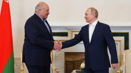 RUSSIA, ST PETERSBURG - JULY 23, 2023: Belarus President Alexander Lukashenko L shakes hands with his Russian counterpart Vladimir Putin during a meeting at the Konstantinovsky Palace. Alexander Demianchuk/TASS PUBLICATIONxINxGERxAUTxONLY 60617134