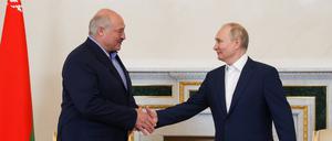 RUSSIA, ST PETERSBURG - JULY 23, 2023: Belarus President Alexander Lukashenko L shakes hands with his Russian counterpart Vladimir Putin during a meeting at the Konstantinovsky Palace. Alexander Demianchuk/TASS PUBLICATIONxINxGERxAUTxONLY 60617134
