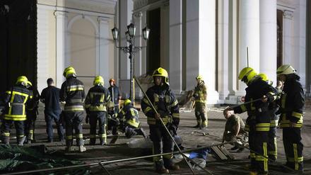 Feuerwehrleute bauen ein Zelt vor der Verklärungskathedrale von Odessa auf, nachdem die Kirche durch russische Raketenangriffe schwer beschädigt wurde.