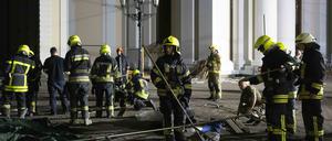 Feuerwehrleute bauen ein Zelt vor der Verklärungskathedrale von Odessa auf, nachdem die Kirche durch russische Raketenangriffe schwer beschädigt wurde.