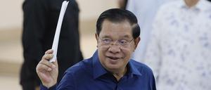 Hun Sen, Ministerpräsident von Kambodscha, von der Kambodschanischen Volkspartei (CPP), zeigt seinen Stimmzettel bei der Parlamentswahl. 