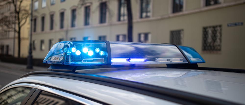 Polizeieinsatz Symbolbild Polizeiwagen während eines Polizeieinsatz mit Blaulicht im Einsatz in München. -- Police car during a police operation with bluelight in operation in Munich, Germany. München Bayern Deutschland Copyright: xAlexanderxPohlx