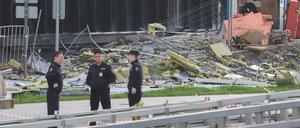 Trümmer bei einem beschädigten Geschäftszentrum in der Likhacheva Prospekt Straße nach einem angeblichen Drohnenangriff auf Moskau.
