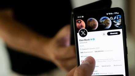 Ein X-Logo ist auf dem Konto von Twitter-Besitzer Musk auf einem Smartphone zu sehen. 