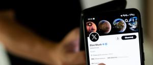 Ein X-Logo ist auf dem Konto von Twitter-Besitzer Musk auf einem Smartphone zu sehen. 