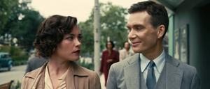 Florence Pugh als Jean Tatlock und Cillian Murphy als J. Robert Oppenheimer im Film.