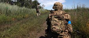 Ukrainische Soldaten der 22. mechanisierten Brigade operieren am 13. Juli 2023 in einer zurückeroberten Stellung in der Nähe des Dorfes Klyshchiivka, südlich von Bachmut (Symbolbild).