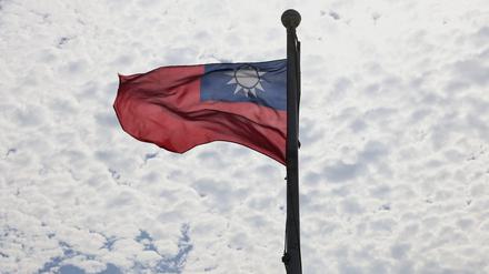Die Flagge von Taiwan weht im Wind.