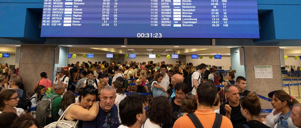 Chaos am Flughafen in Rhodos: Viele Urlauber wollen weg.