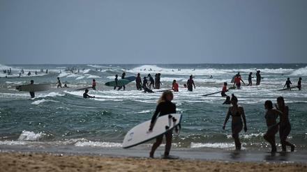 Surfer in Frankreich (Symbolbild). 