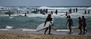 Surfer in Frankreich (Symbolbild). 