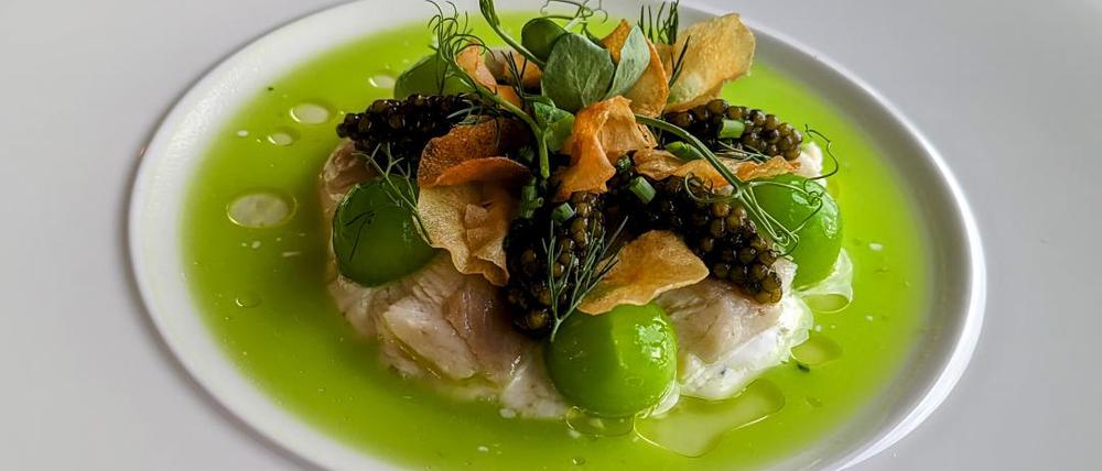 Stern-verdächtig: Räucheraal mit Kaviar und Gurken.