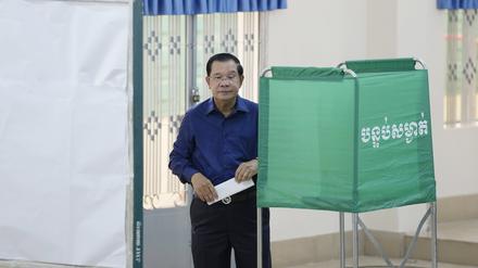 Hun Sen, Ministerpräsident von Kambodscha verlässt bei der Stimmabgabe zur Parlamentswahl eine Wahlkabine. 