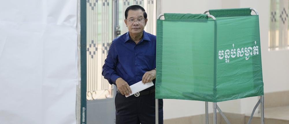 Hun Sen, Ministerpräsident von Kambodscha verlässt bei der Stimmabgabe zur Parlamentswahl eine Wahlkabine.
