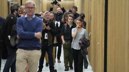 Greta Thunberg (r)auf dem Weg zu einer Gerichtsanhörung. 