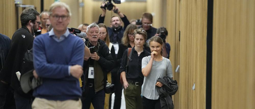 Greta Thunberg (r)auf dem Weg zu einer Gerichtsanhörung. 