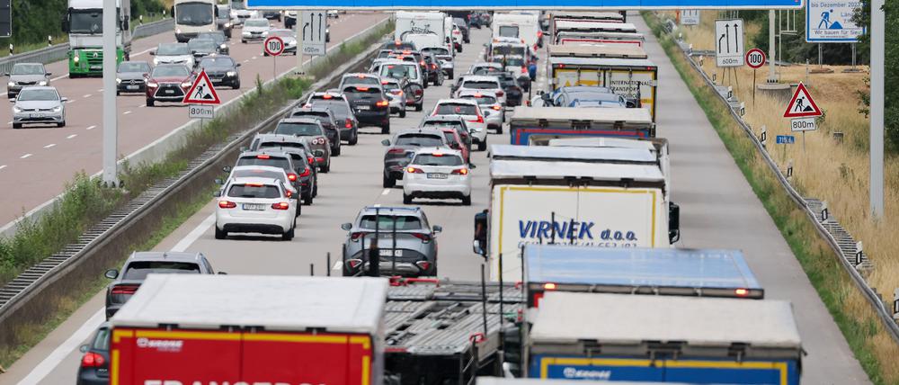 Lkw und Pkw stauen sich auf der A9 in Richtung München.