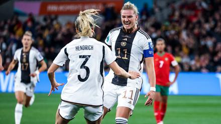 Alexandra Popp (re.) ebnete mit ihren zwei Toren den Weg zum Sieg.