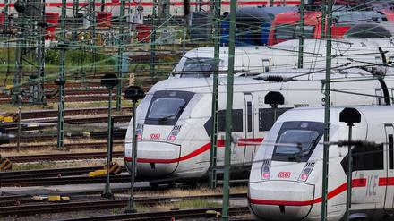 ICE-Züge der Deutschen Bahn (DB) in Hamburg.