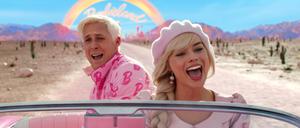 Margot Robbie und Ryan Gosling in einer Szene aus „Barbie“