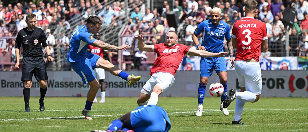 TuS Makkabi (blaue Trikots) und Sparta Lichtenberg, hier eine Szene aus dem Pokalfinale, treffen in dieser Saison in der Liga aufeinander.