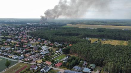 Rauch steigt auf bei einem Brand in einem Chemielager. Nach einem Großbrand von Chemieabfällen in Westpolen nahe der deutschen Grenze hat Umweltministerin Moskwa Entwarnung für die Bevölkerung gegeben. 