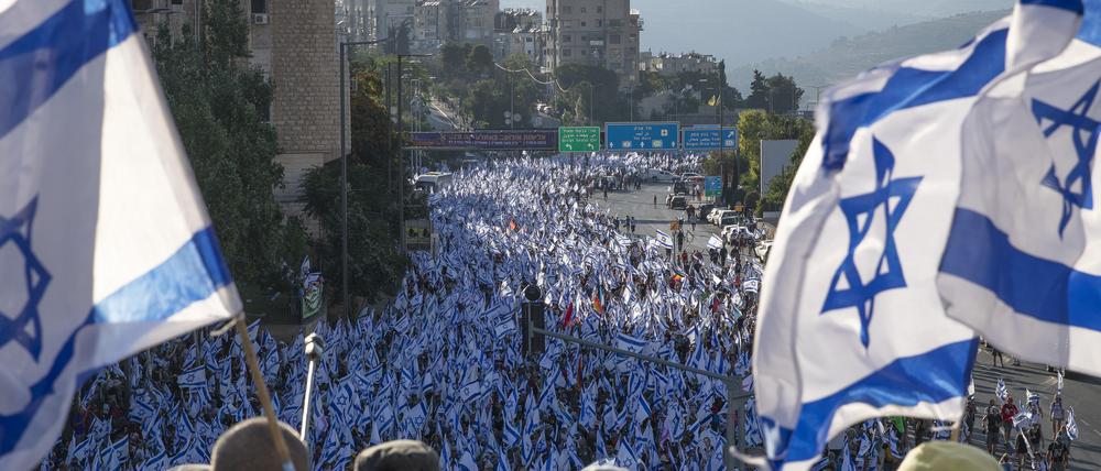 Israels Parlament hat für die umstrittene Justizreform gestimmt.