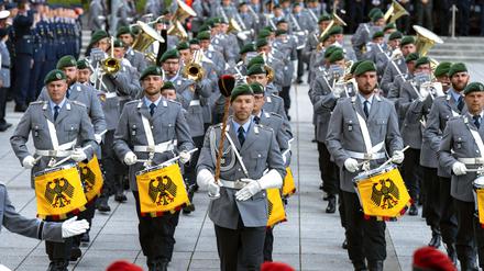 Rund 400 Rekruten legen am 20. Juli im Gedenken an den Deutschen Widerstand vom 20. Juli 1944 ihr Gelöbnis auf dem Paradeplatz des Bundesministeriums der Verteidigung ab.