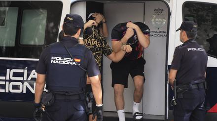 Polizist:innen führen die Verdächtigen zum Termin mit dem Haftrichter. Im Fall der mutmaßlichen Gruppenvergewaltigung auf Mallorca hat nun auch die Staatsanwaltschaft in Hagen offiziell ein Ermittlungsverfahren eingeleitet. 