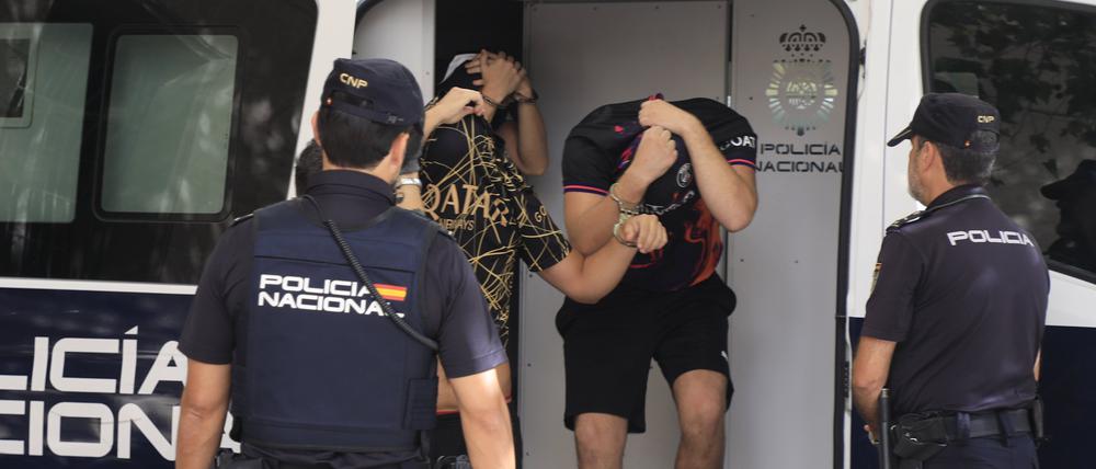 Polizist:innen führen die Verdächtigen zum Termin mit dem Haftrichter. Im Fall der mutmaßlichen Gruppenvergewaltigung auf Mallorca hat nun auch die Staatsanwaltschaft in Hagen offiziell ein Ermittlungsverfahren eingeleitet. 