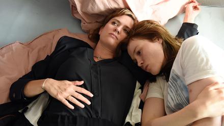 Annäherungen: Clara (Emily Cox, l.) und Leonie (Paula Kober).