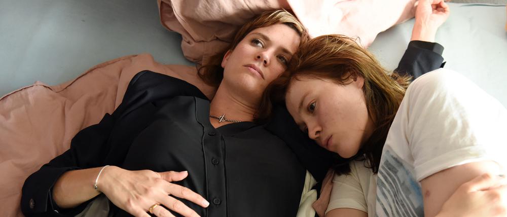 Annäherungen: Clara (Emily Cox, l.) und Leonie (Paula Kober).