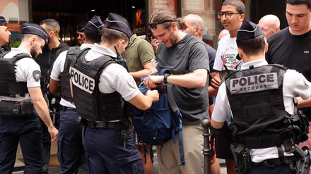 Polizisten kontrollieren Passanten in Paris (Symbolbild). 
