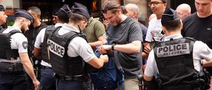 Polizisten kontrollieren Passanten in Paris (Symbolbild). 