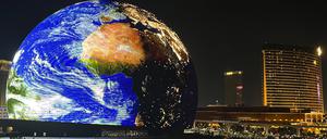 Das kugelförmige Bauwerk Sphere beleuchtet die Skyline von Las Vegas mit LED-Bildschirmen.