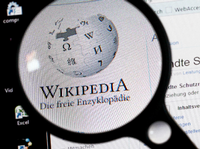Das Logo und der Schriftzug des Online-Lexikons Wikipedia.